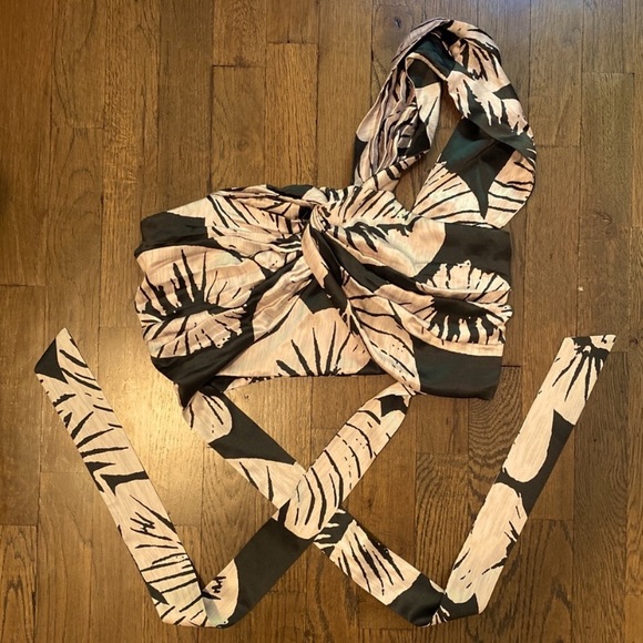 Kendall & Kylie Tops - 🖤Kendall & Kylie Floral Wrap Top